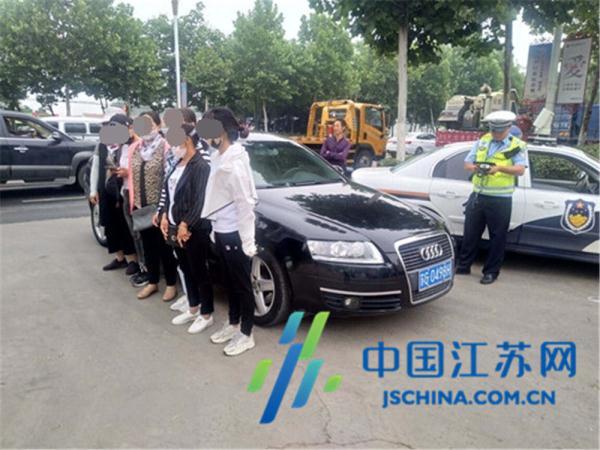 五座车能否坐六人？交警：属于超载行为