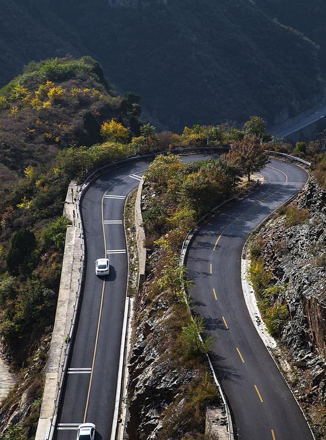 在山路驾驶时，有哪些特别的驾驶技巧？老司机：记住这些技巧就行