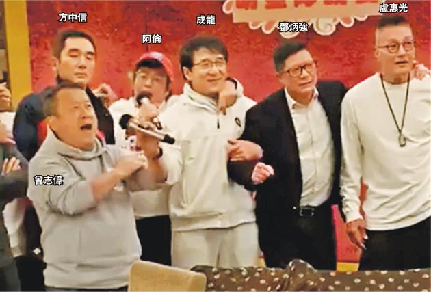 成龙搂着警队“一哥”邓炳强，扔章鱼无敌版与曾志伟，四川经济管理干部学院方中信，谭咏麟及卢惠光合唱《朋友》。