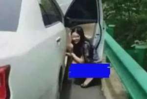 我看美女拉小便的图片(美女在高速公路上就地小便，照片被传到了网上，引发全网热议)