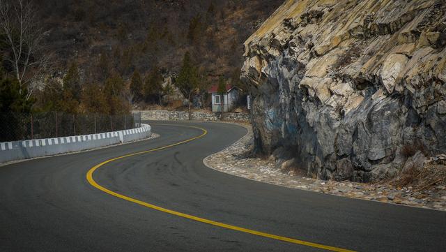 在山路驾驶时，有哪些特别的驾驶技巧？老司机：记住这些技巧就行