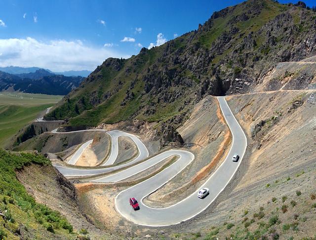 在山路驾驶时，有哪些特别的驾驶技巧？老司机：记住这些技巧就行