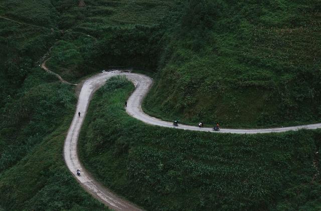 在山路驾驶时，有哪些特别的驾驶技巧？老司机：记住这些技巧就行