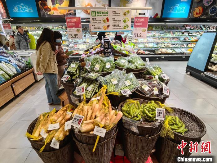 多地春菜在沪争“鲜”上市 民众食春味知自然