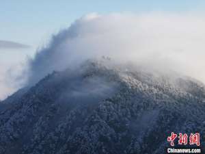 江西庐山雪霁初晴 牯岭山城现日晕与瀑布云气象景观