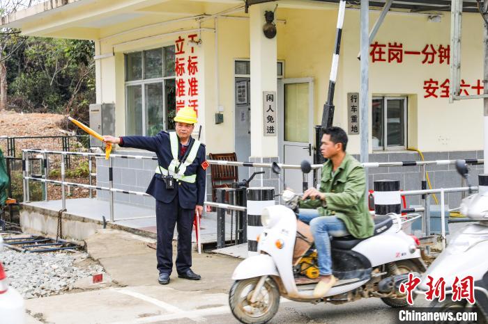 铁轨上的四十年守望：道口工的春运终章