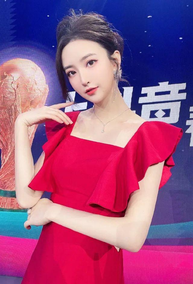 陪你一起看梅西的美女主播小仙儿有多美？看完这组照片你就明白了