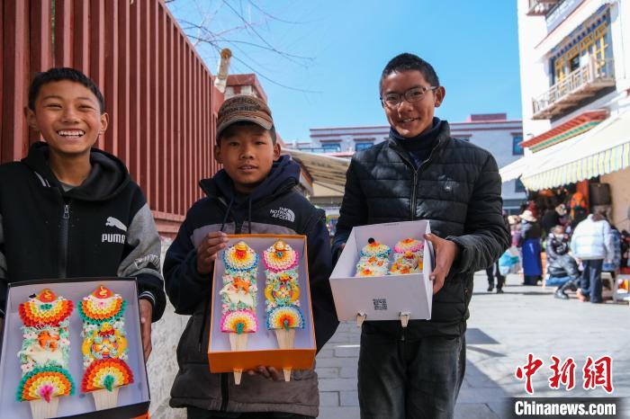 酥油花技艺传承“绽放”西藏藏历新年年货市场