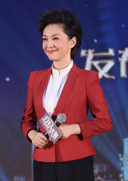 央视美女主播海霞，为练普通话嘴含石子，嫁给科学家幸福美满